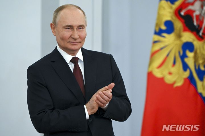 [모스크바=AP/뉴시스] 블라디미르 푸틴 러시아 대통령이 지난 12일(현지시각) 모스크바 크렘린궁에서 열린 '러시아의 날' 기념행사 러시아 연방 시상식에 참석해 박수하고 있다. 2024.06.18.