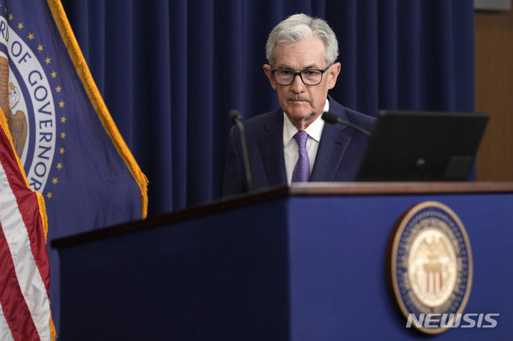 [워싱턴=AP/뉴시스]제롬 파월 미국 연방준비제도 의장이 12일(현지시각) 기자회견을 하기 위해 등장하는 모습. 2024.6.13