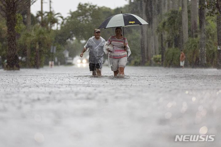 [플로리다=AP/뉴시스] 12일(현지시각) 미국 플로리다주 할리우드에 폭우가 쏟아져 주민들이 대피하고 있다. 2024.06.13.
