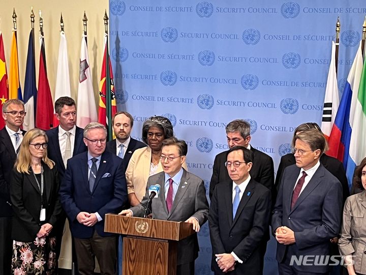 [워싱턴=뉴시스]황준국 주유엔대사가 12일(현지시각) 미국 뉴욕 유엔 본부에서 북한 인권 상황을 의제로 열린 안전보장이사회(안보리)에 앞서 약식기자회견에서 발언하고 있다. (사진=주유엔대표부 제공). 2024.06.13.