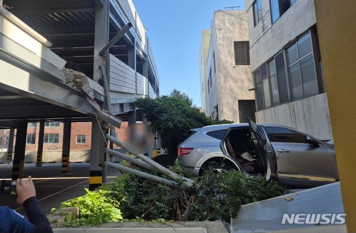 [제주=뉴시스] 13일 오전 제주시 용담동 한 호텔 주차장에서 차량이 주택으로 추락해 소방당국이 구조에 나서고 있다. (사진=제주소방안전본부 제공) 2024.06.13. photo@newsis.com 