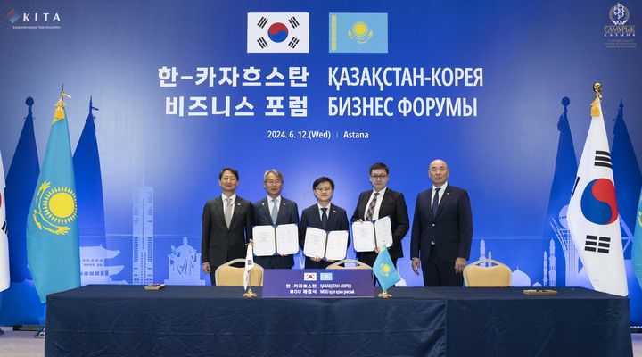 [서울=뉴시스] 두산에너빌리티가 12일 카자흐스탄에서 열린 ‘한국-카자흐스탄 비즈니스포럼’에서 삼룩에너지와 카자흐스탄 발전소 환경설비 공급 사업추진 MOU를 체결했다. 왼쪽부터 안덕근 산업통상부 장관, 한전KPS 김도윤 부사장, 두산에너빌리티 김정관 부사장, 삼룩에너지 루슬란 옐루바예비치 투르감바예프 부사장, 카자흐스탄 카낫 샤를라파에프 산업건설부장관.(사진=두산에너빌리티) 2024.06.13 photo@newsis.com *재판매 및 DB 금지