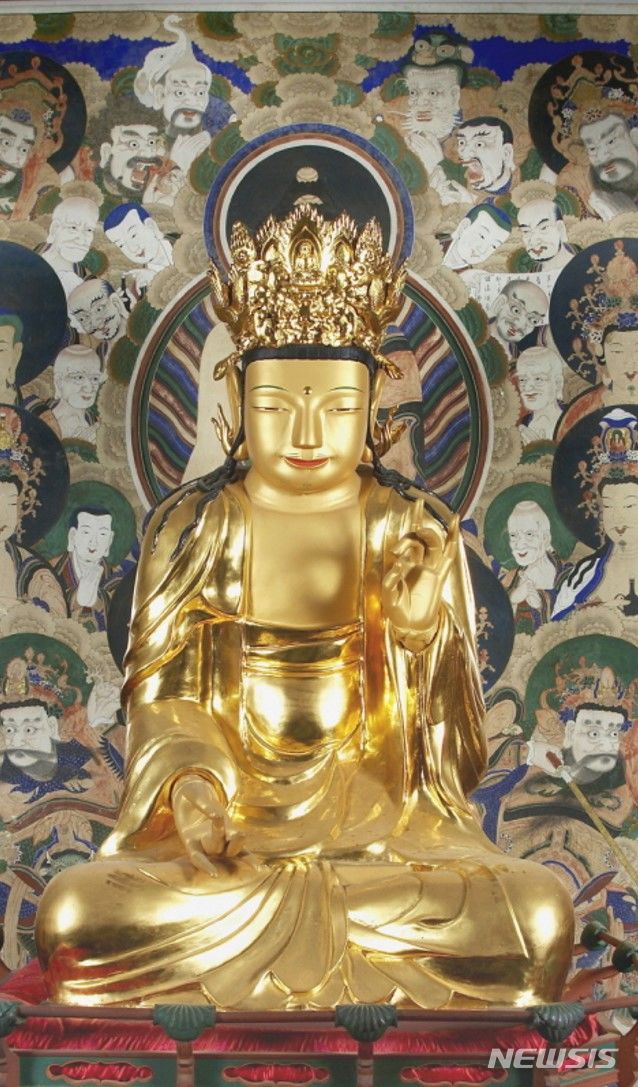 [창원=뉴시스] 김해 은하사 대웅전 목조관음보살좌상.(사진=경남도 제공) 2024.06.13. photo@newsis.com