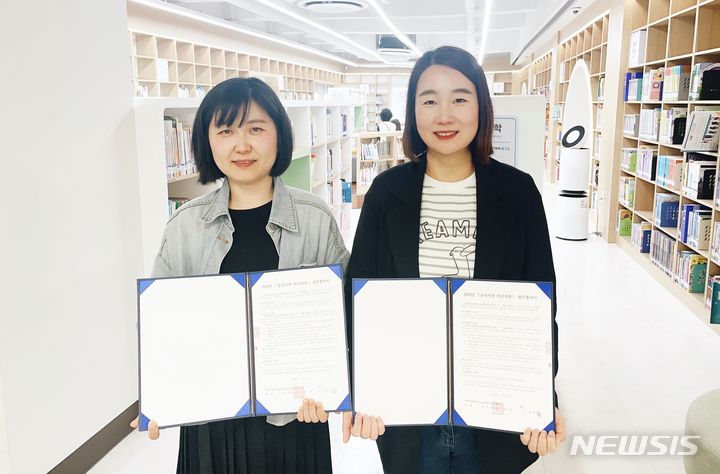 [완주=뉴시스]윤난슬 기자 = 전북특별자치도교육청 완주도서관은 보고 싶은 책을 가까운 지역 서점에서 간편하게 빌려 볼 수 있도록 '동네서점 바로 대출' 서비스를 6월부터 운영 중이라고 13일 밝혔다.(사진=전북교육청 제공) 