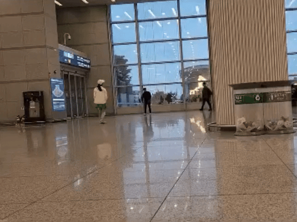 [서울=뉴시스] 12일 온라인 커뮤니티 '보배드림' 인스타그램에 한 커플이 인천국제공항 청사 내부에 위치한 출입구 앞에서 테니스를 즐기는 영상이 올라왔다. (사진='보배드림' 인스타그램) *재판매 및 DB 금지