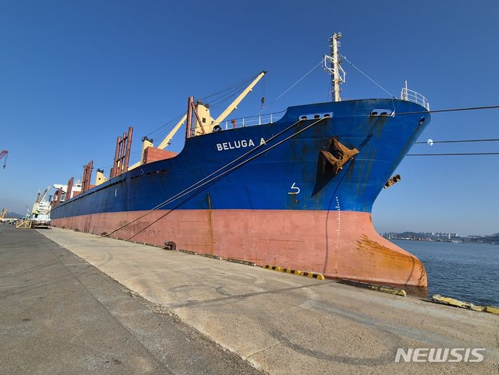 한국농수산식품유통공사(aT)가 선적한 해외 원조쌀이 목포항에서 출항을 대기하고 있다. (사진=aT 제공) photo@newsis.com