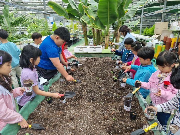 [전주=뉴시스]윤난슬 기자 =서울시교육청은 행정안전부가 '도시지역 학생 농촌유학 활성화'를 발표한 데에 환영한다는 입장을 밝히며 추가적인 행정·재정적 지원을 요청했다. 사진은 전북 농촌유학생들이 생태학습을 하는 모습. (사진=전북교육청 제공) 2024.07.22 