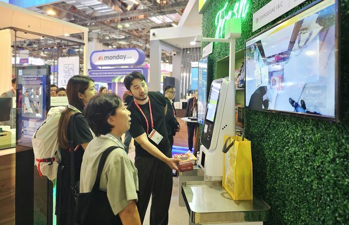 싱가포르에서 열린 유통 전시회 NRF APAC에서 관람객이 신세계아이앤씨의 AI 기반 셀프계산대 솔루션 ‘스파로스 스캔케어’ 기술을 체험하고 있다. (사진=신세계아이앤씨 제공) *재판매 및 DB 금지