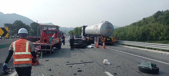 [서울=뉴시스] 지난해 6월 호남고속도로에서 발생한 ACC 주행 관련 사고에서 1명이 사망했다. (사진=한국도로공사 제공) 2024.06.13. photo@newsis.com *재판매 및 DB 금지