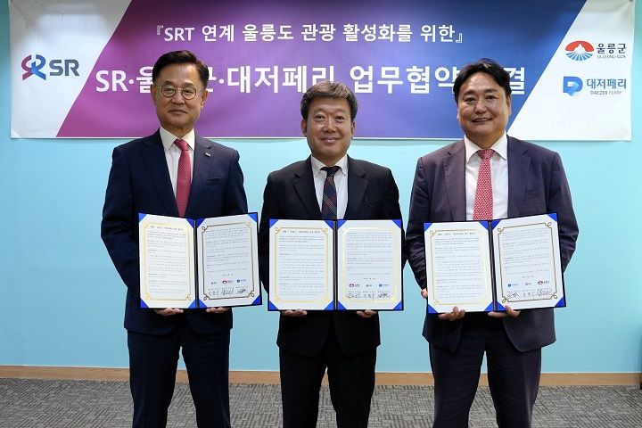 [서울=뉴시스] 에스알(SR·대표이사 이종국)은 12일 서울 수서역에서 울릉군, 주식회사 대저페리와 함께 SRT와 연계한 울릉도 관광활성화를 위한 업무협약을 체결했다고 13일 밝혔다. 사진 왼쪽부터 이종국 에스알 대표이사, 남한권 울릉군수, 김양욱 대저페리 대표이사가 협약서를 들고 기념촬영을 하고 있다 2024.06.13. (사진=SR 제공) photo@newsis.com *재판매 및 DB 금지