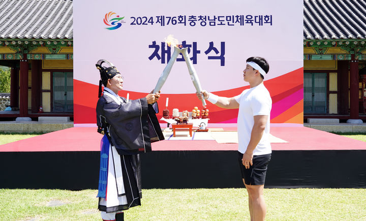 [서산=뉴시스] 지난 12일 서산해미읍성에서 열린 성화 채화식에서 이완섭 시장이 주자에게 성화 불을 붙이고 있다. (사진=서산시 제공) 2024.06.13. *재판매 및 DB 금지