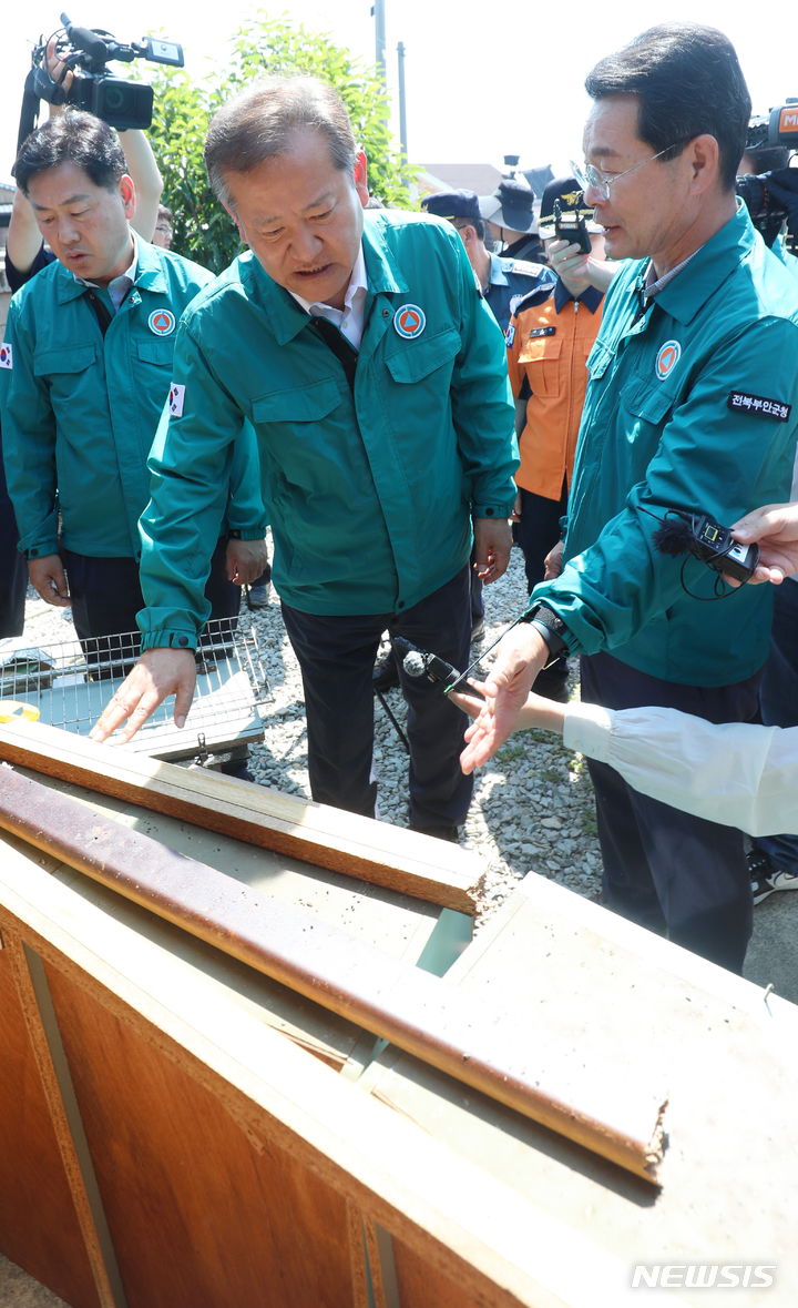 [부안=뉴시스] 김얼 기자 = 이상민(가운데) 행정안전부 장관이 13일 전북 부안군 계화면의 지진 피해현장을 방문해 현장 점검을 하고 있다. 2024.06.13. pmkeul@newsis.com