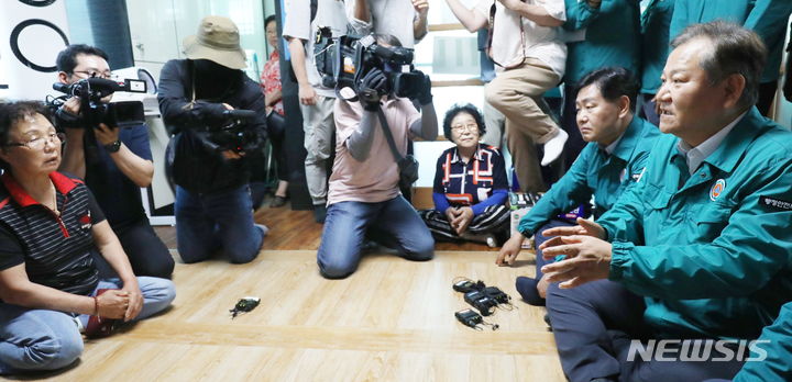 [부안=뉴시스] 김얼 기자 = 이상민 행정안전부 장관이 지난 13일 전북 부안군 계화면의 지진 피해현장을 방문해 주민과 대화를 나누고 있다. 2024.06.13. pmkeul@newsis.com