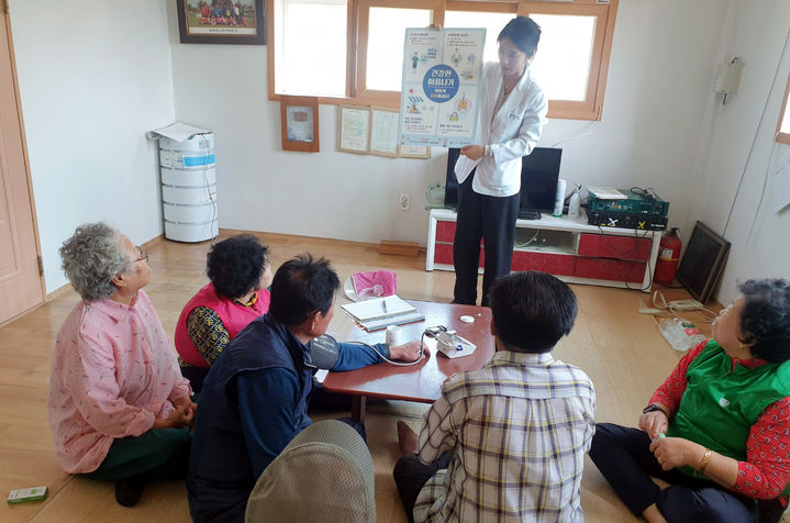 [함평=뉴시스] 전남 함평군보건소 직원이 마을 경로당을 방문해 노인들에게 여름철 폭염 피해 예방법을 설명하고 있다. (사진=함평군 제공) 2024.06.13. photo@newsis.com *재판매 및 DB 금지