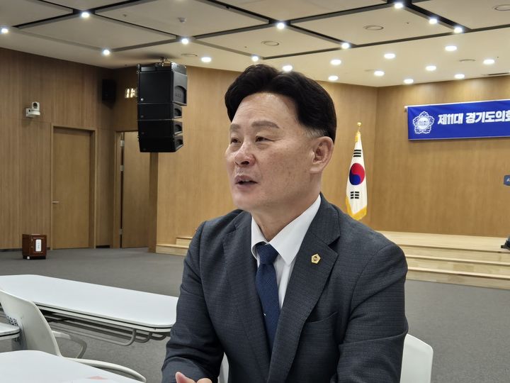 [수원=뉴시스] 이병희 기자 = 제11대 경기도의회 더불어민주당 후반기 대표의원으로 당선된 최종현 의원이 13일 선거 직후 기자들과 만나 소감을 밝히고 있다. 2024.06.13. iambh@newsis.com *재판매 및 DB 금지