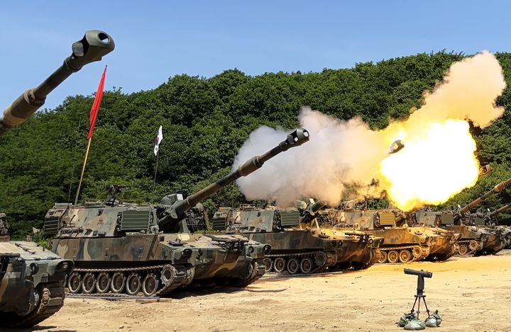 [화천=뉴시스] 13일 육군 7사단은 전시와 적 화력도발 상황에 대한 즉각적인 대응을 위해 K-55A1 자주포 6문과 K-77 사격지휘장갑차 1문, 장병 148명이 투입돼 82발의 고폭탄과 특수탄을 사격했다고 밝혔다. 육군 7사단 제공 *재판매 및 DB 금지