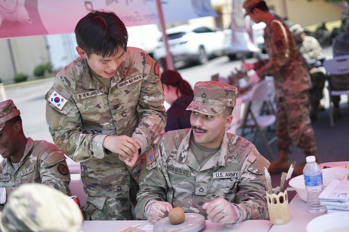 [대구=뉴시스] 제19지원사령부는 카투사 장병들과 미군 간 전우애를 향상하고 사기를 진작시키기 위해 추진한 '한미친선주간행사'가 막을 내렸다. (사진=제19지원사령부 제공) 2024.06.13. photo@newsis.com&nbsp; *재판매 및 DB 금지