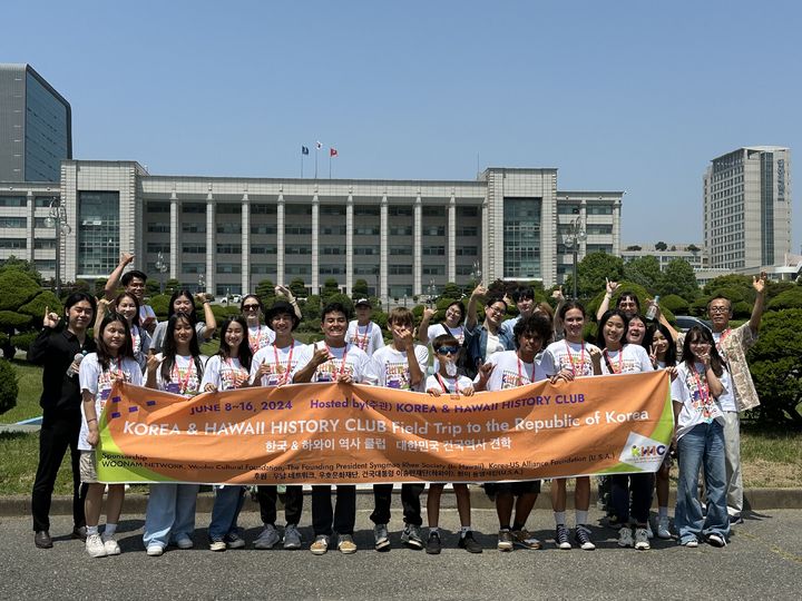 [인천=뉴시스] 한국·하와이 역사 클럽 학생과 참석자들이 인하대 방문 환영 행사에서 기념사진을 촬영하고 있다. (사진=인하대 제공) *재판매 및 DB 금지