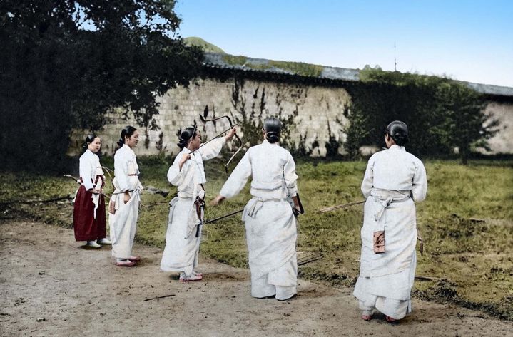 [서울=뉴시스] 조선시대 여성들이 활 쏘는 모습(사진=서해문집 제공) 2024.06.13. photo@newsis.com *재판매 및 DB 금지 *재판매 및 DB 금지