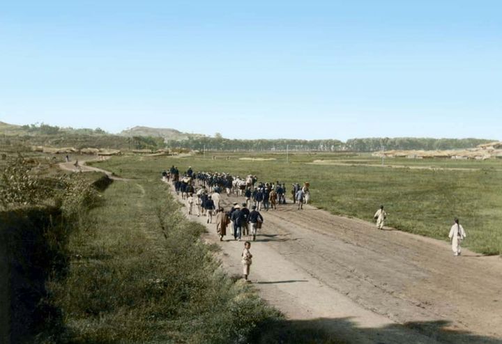 1904년 항일운동을 벌이던 세 명의 의사 김성산,이춘근,안순 서가일본헌병에 체포되어 처형장으로 끌려가는 장면(서해문집 제공) *재판매 및 DB 금지