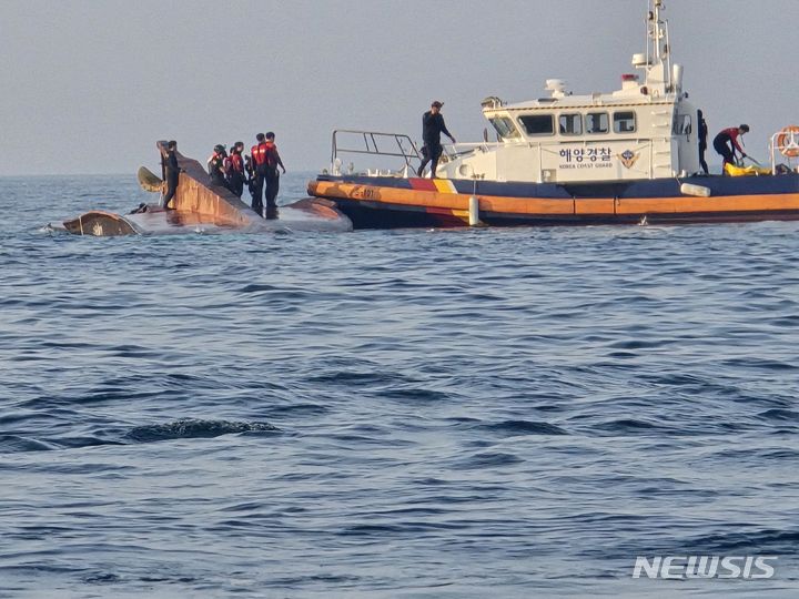 [신안=뉴시스] 13일 오전 3시18분께 전남 신안군 가거도 북동방 18㎞ 해상에서 33t급 통영 선적 근해장어통발어선이 뒤집어져 목포해경이 수색 작업을 벌이고 있다. (사진=목포해양경찰서 제공) 2024.06.13. photo@newsis.com *재판매 및 DB 금지