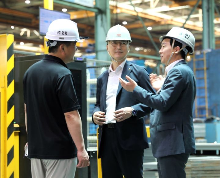 [창원=뉴시스]NH농협은행 경남본부, 철에 혼을 담는 기업 ㈜건화 방문.2024.06.13.(사진=경남농협 제공) photo@newsis.com *재판매 및 DB 금지