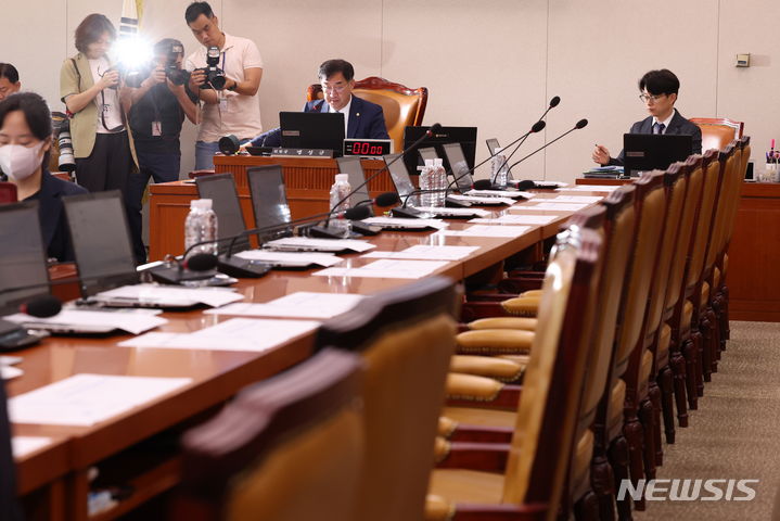 [서울=뉴시스] 고승민 기자 = 맹성규 국회 국토교통위원장이 13일 서울 여의도 국회에서 열린 제415회국회(임시회) 제1차 국토교통위원회를 주재하고 있다.이날 회의에는 국민의힘 의원들이 불참했다. 2024.06.13. kkssmm99@newsis.com