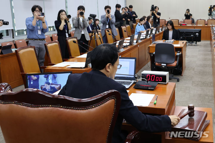 [서울=뉴시스] 권창회 기자 = 박주민 국회 보건복지위원장이 13일 오전 서울 여의도 국회에서 열린 보건복지위원회 전체회의에서 의사봉을 두드리고 있다. 2024.06.13. kch0523@newsis.com