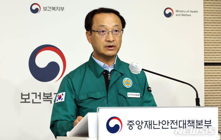 [세종=뉴시스] 강종민 기자 = 전병왕 중앙재난안전대책본부 제1통제관(보건복지부 보건의료정책실장)이 13일 세종시 정부세종청사에서 의사 집단행동 중대본 회의 주요 내용 등을 발표하고 있다. 2024.06.13. ppkjm@newsis.com