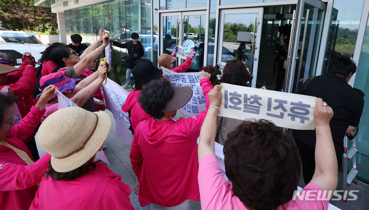 [서울=뉴시스] 추상철 기자 =  13일 오전 서울 용산구 대한의사협회를 항의 방문한 한국유방암환우총연합회가 휴진 철회를 촉구하고 있다. 2024.06.13. scchoo@newsis.com