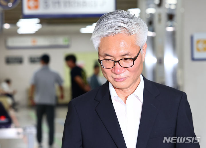[서울=뉴시스] 김근수 기자 = 이태원 인파 위험을 예상한 정보 보고서를 삭제하도록 지시한 혐의로 기소된 박성민 전 서울경찰청 정보부장이 13일 오후 서울 서초구 서울고등법원에서 열린 항소심 1차 공판에 출석하고 있다. 2024.06.13. ks@newsis.com