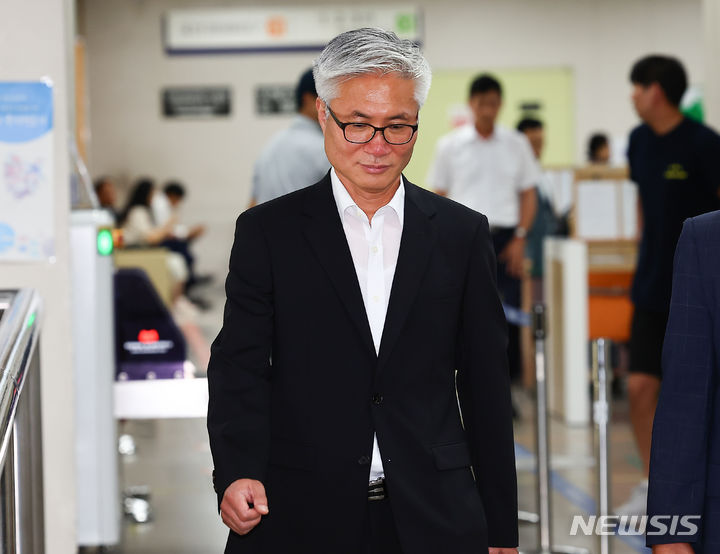 [서울=뉴시스] 김근수 기자 = 이태원 인파 위험을 예상한 정보 보고서를 삭제하도록 지시한 혐의로 기소된 박성민 전 서울경찰청 정보부장이 13일 오후 서울 서초구 서울고등법원에서 열린 항소심 1차 공판에 출석하고 있다. 2024.06.13. ks@newsis.com