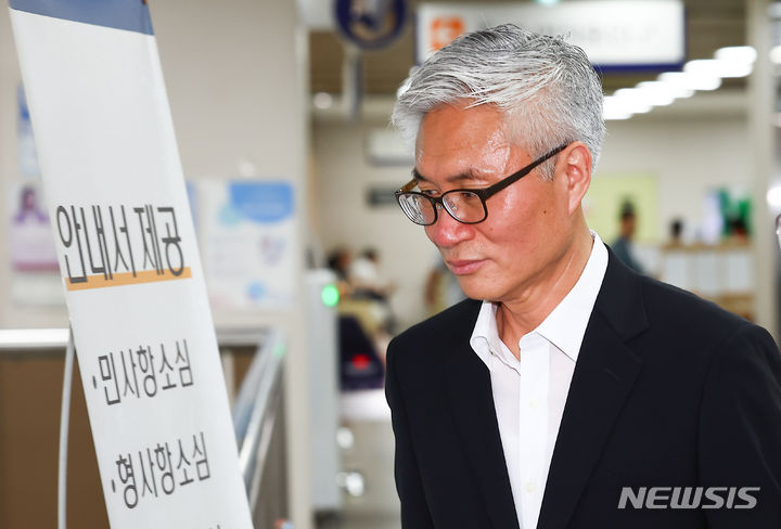 [서울=뉴시스] 김근수 기자 = 이태원 인파 위험을 예상한 정보 보고서를 삭제하도록 지시한 혐의로 기소된 박성민 전 서울경찰청 정보부장이 13일 오후 서울 서초구 서울고등법원에서 열린 항소심 1차 공판에 출석하고 있다. 2024.06.13. ks@newsis.com
