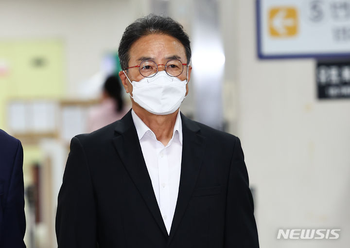 [서울=뉴시스] 김근수 기자 =   자신이 연출을 맡은 뮤지컬의 업무상 하급자를 강제 추행한 혐의로 재판에 넘겨진 김명곤(73) 전 문화관광부 장관이 1심에 이어 2심에서도 징역형 집행유예를 선고받았다. 사진은 김 전 장관. 2024.06.13. ks@newsis.com