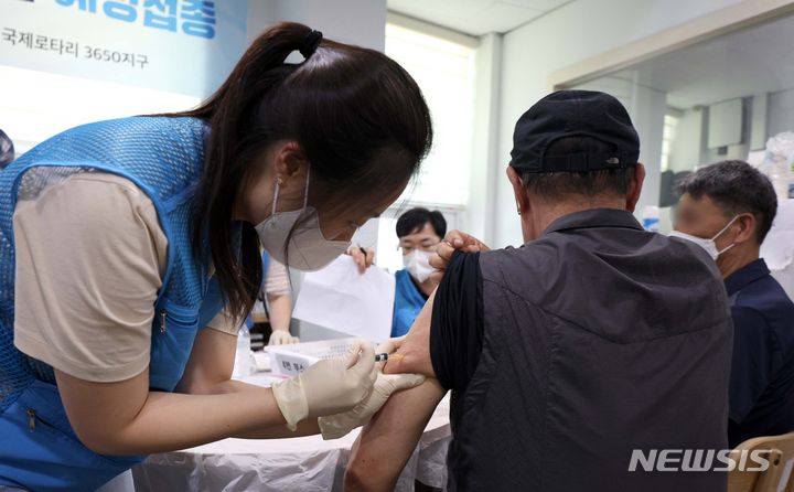 [서울=뉴시스] 김선웅 기자 = 지난 2024년 6월 13일 서울역 인근 다시서기 종합지원센터 부속 의원에서 쪽방촌 주민들을 대상으로 무료 대상포진 예방접종이 진행되고 있다. 2024.06.13. mangusta@newsis.com