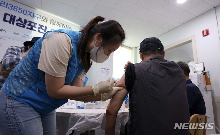 [서울=뉴시스] 김선웅 기자 = 지난 6월 13일 서울역 인근 다시서기 종합지원센터 부속 의원에서 쪽방촌 주민들을 대상으로 무료 대상포진 예방접종이 진행되고 있다. 서울시는 국제로타리 3650지구와 업무협약을 맺고 서울역, 남대문, 돈의동, 창신동, 영등포 5개 지역 쪽방주민 420명에게 대상포진 예방접종을 무료로 지원한다고 밝혔다. 2024.06.13. mangusta@newsis.com