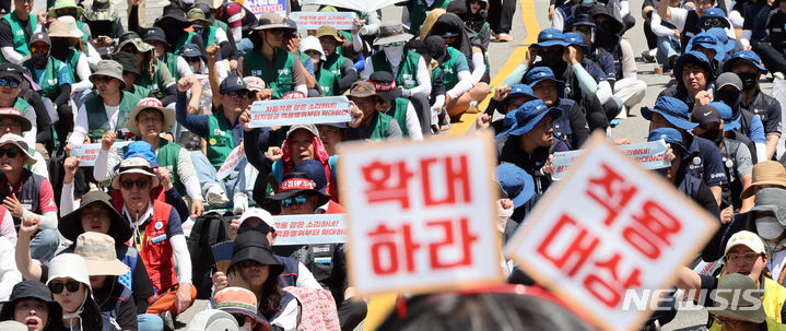 [세종=뉴시스] 강종민 기자 = 민주노총이 지난해 6월 13일 최저임금위원회 전원회의가 열리는 세종시 정부세종청사 고용노동부 앞에서 최저임금 투쟁 승리 결의대회를 열고 최저임금 대폭인상과 업종별 차등적용 폐지 등을 촉구하고 있다. 2024.06.13. ppkjm@newsis.com