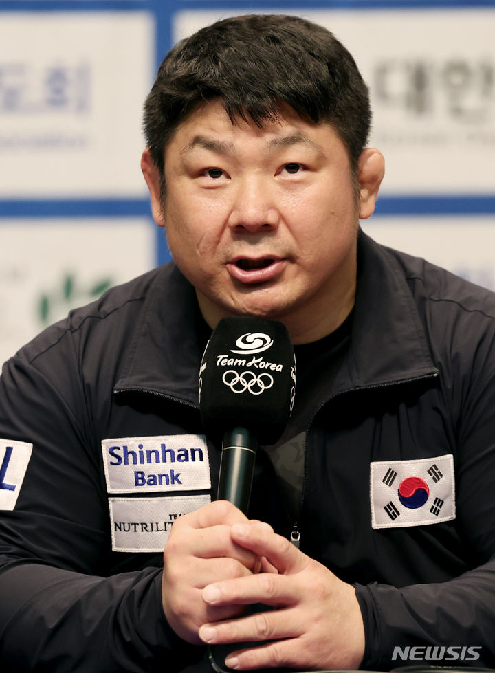 [진천=뉴시스] 김진아 기자 = 13일 충북 진천국가대표선수촌에서 열린 2024 파리 하계올림픽 유도 대표팀 미디어데이 기자회견에서 황희태 감독이 취재진 질문에 답하고 있다. 2024.06.13. bluesoda@newsis.com