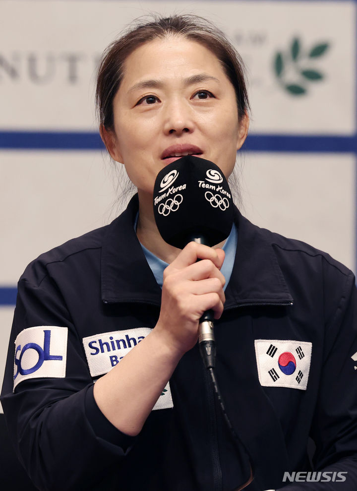 [진천=뉴시스] 김진아 기자 = 13일 충북 진천국가대표선수촌에서 열린 2024 파리 하계올림픽 유도 대표팀 미디어데이 기자회견에서 김미정 감독이 취재진 질문에 답하고 있다. 2024.06.13. bluesoda@newsis.com