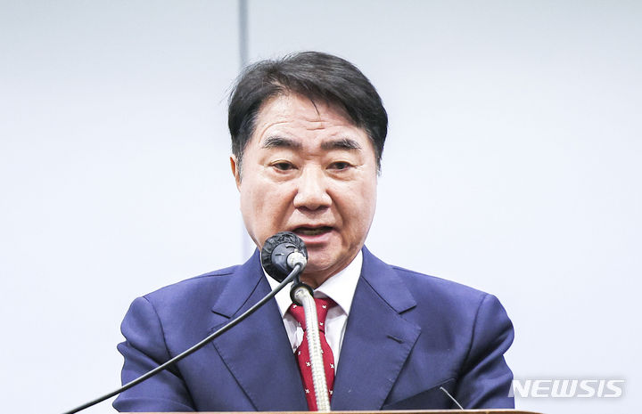 [서울=뉴시스] 정병혁 기자 = 이석현 당시 새로운미래 비상대책위원장이 지난해 6월13일 서울 마포구 연세대학교 김대중도서관에서 열린 6.15 남북정상회담 24주년 기념식에서 축사를 하고 있다. 2024.06.13. jhope@newsis.com