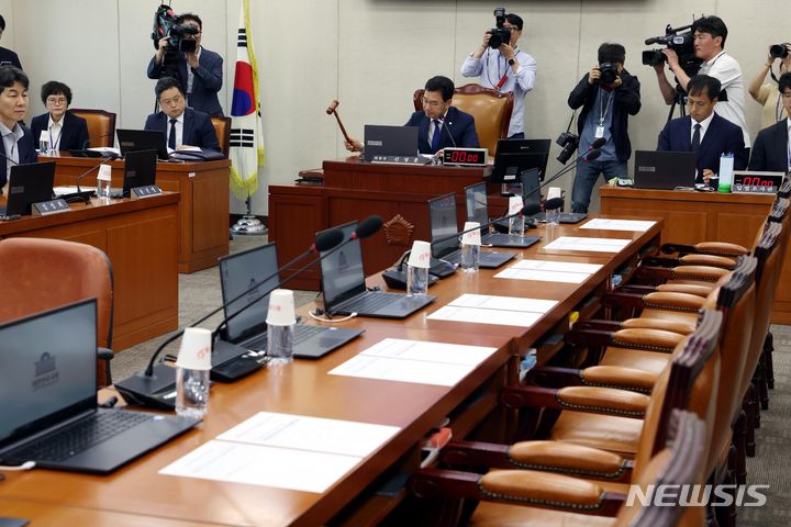 [서울=뉴시스] 조성봉 기자= 신정훈 국회 행정안전위원장이 13일 오후 서울 여의도 국회에서 열린 행안위 첫 전체회의에서 의사봉을 두드리고 있다. 국민의힘은 제22대 국회 원구성 관련 결정에 항의하며 모든 상임위 회의에 불참하고 있다.2024.06.13. suncho21@newsis.com