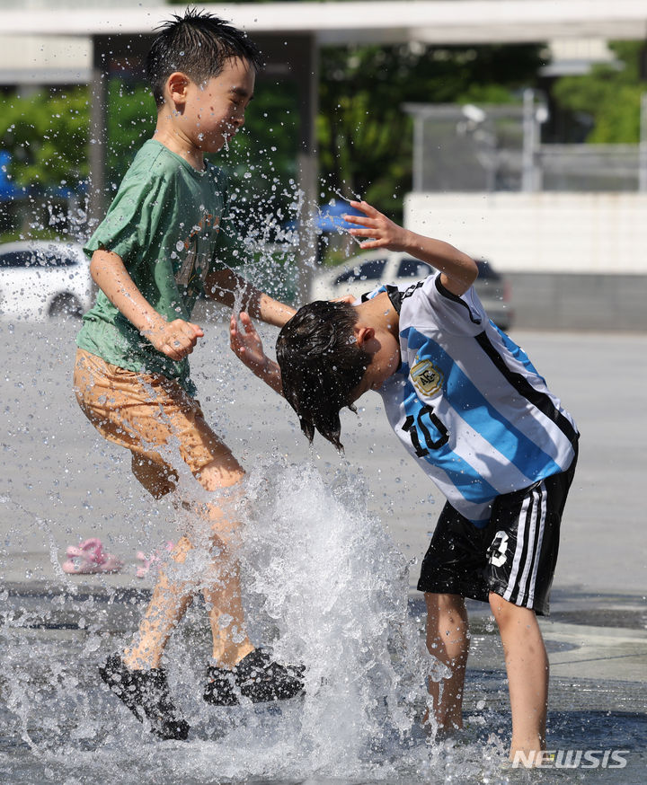 [서울=뉴시스] 추상철 기자 = 낮 최고기온이 32도를 넘어서는 등 무더위가 이어진 지난 13일 오후 서울 종로구 광화문광장 분수대에서 어린이들이 무더위를 식히고 있다. 2024.06.13. scchoo@newsis.com