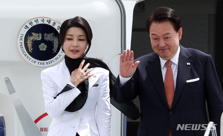 [아스타나(카자흐스탄)=뉴시스] 조수정 기자 = 카자흐스탄 국빈 방문 일정을 마치고 우즈베키스탄으로 향하는 윤석열 대통령과 부인 김건희 여사가 13일(현지시간) 아스타나 국제공항에서 공군 1호기 탑승에 앞서 환송 나온 카슴-조마르트 토카예프 카자흐스탄 대통령에게 인사하고 있다. 2024.06.13. chocrystal@newsis.com