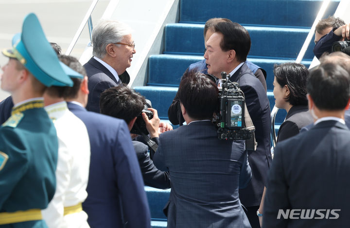 [아스타나(카자흐스탄)=뉴시스] 조수정 기자 = 카자흐스탄 국빈 방문 일정을 마치고 우즈베키스탄으로 향하는 윤석열 대통령이 13일(현지시간) 아스타나 국제공항에서 공군 1호기 탑승에 앞서 환송 나온 카슴-조마르트 토카예프 카자흐스탄 대통령과 인사하고 있다. 2024.06.13. chocrystal@newsis.com