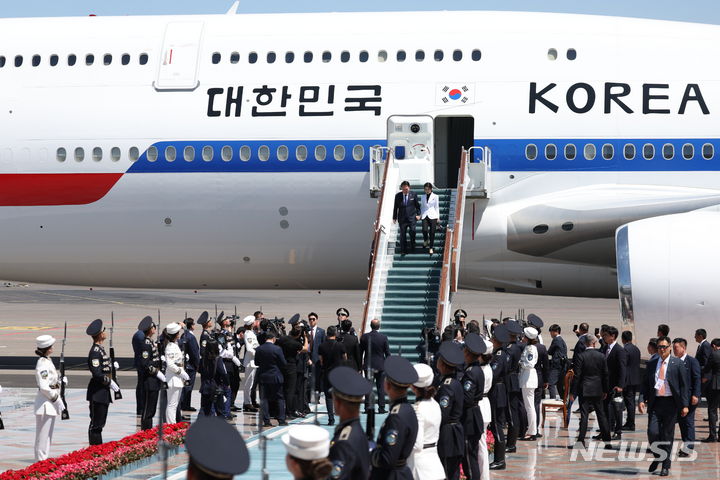 [타슈켄트(우즈베키스탄)=뉴시스] 조수정 기자 = 우즈베키스탄을 국빈 방문한 윤석열 대통령과 부인 김건희 여사가 13일(현지시간) 타슈켄트 국제공항에 도착해 공군 1호기에서 내리고 있다. 2024.06.13. chocrystal@newsis.com
