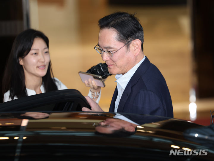 [서울=뉴시스] 김명년 기자 = 이재용 삼성전자 회장이 13일 오후 서울 강서구 김포비즈니스항공센터에서 미국 출장을 마친 후 귀국하고 있다. 2024.06.13. kmn@newsis.com
