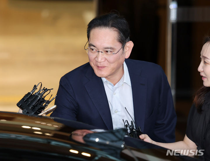 [서울=뉴시스] 김명년 기자 = 이재용 삼성전자 회장이 13일 오후 서울 강서구 김포비즈니스항공센터에서 미국 출장을 마친 후 귀국하고 있다. 2024.06.13. kmn@newsis.com