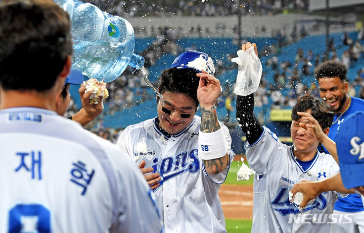 [대구=뉴시스] 이무열 기자 = 프로야구 3위 삼성 라이온즈가 1위 KIA 타이거즈의 뒤를 맹렬히 쫓고 있다. 사진은 지난 13일 대구 수성구 삼성라이온즈파크에서 열린 2024 신한 쏠뱅크 KBO리그 LG 트윈스와 삼성 라이온즈의 경기에서 한미 400홈런을 달성한 뒤 팀 동료들에게 물세례를 받고 있는 삼성 박병호. 2024.06.13. lmy@newsis.com