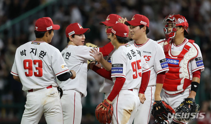 [인천=뉴시스] 김근수 기자 = 13일 인천 미추홀구 SSG랜더스필드에서 열린&nbsp; 2024 신한 SOL뱅크 KBO리그 KIA 타이거즈 대 SSG 랜더스의 경기에서 SSG 랜더스가 KIA 타이거즈를 상대로 7-1로 승리를 거뒀다. SSG 랜더스 선수들이 기쁨을 나누고 있다. 2024.06.13. ks@newsis.com