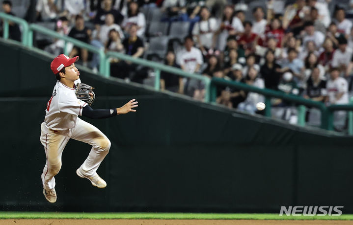 [인천=뉴시스] 김근수 기자 = 13일 인천 미추홀구 SSG랜더스필드에서 열린 2024 신한 SOL뱅크 KBO리그 KIA 타이거즈 대 SSG 랜더스의 경기, 9회초 2사 주자 3루상황에서 SSG 유격수 박지환이 KIA 한준수의 타격을 호수비로 잡아내고 경기를 끝내고 있다 . 2024.06.13. ks@newsis.com